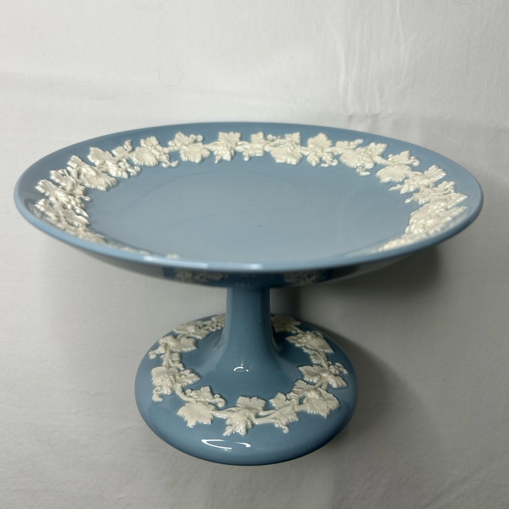 Wedgewood of Etruria Queens Ware Compote Pedestal Dish White Grape Leaf on Blue